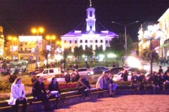 Rathausplatz bei Nacht in Czernowitz